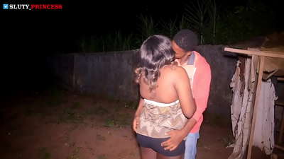 Kulüpten tombul bir kızla sokak romantizmi ve sıcak seks